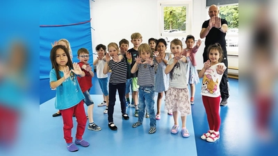 Kursleiter Uwe Wolff mit den Vorschulkindern beim Training. (Foto: Birgit Doll)