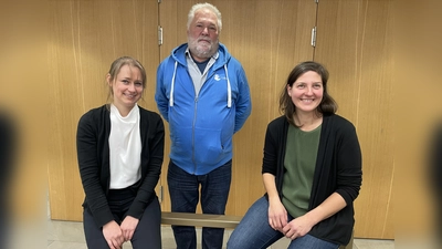 Setzen sich für Aubings Biotope ein, v.l.: Marion Schmidt (RKU), Norbert Horlacher und Katharina Spannraft (LBV). (Foto: Patrizia Steipe)