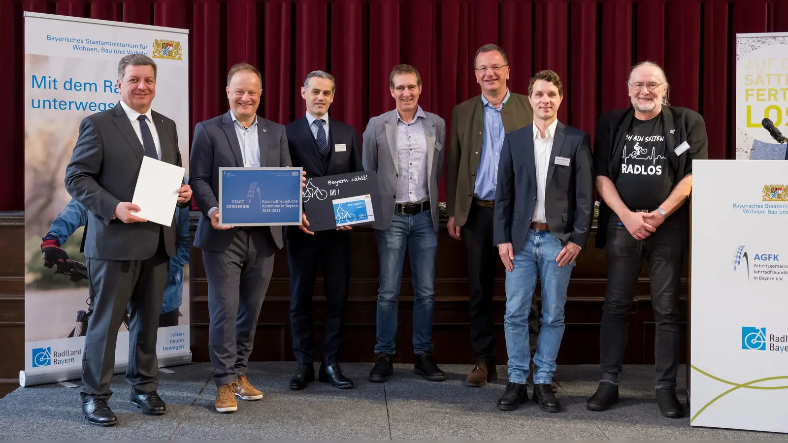 Freuen sich über das Zertifikat, v.l.: Verkehrsminister Christian Bernreiter, Robert Niedergesäß, Christian Heck, Michael Sigmund (ADFC), OB Andreas Haas, Sven Gröting und Thomas Wieser (Stadt Germering). (Foto: AGFK Bayern / Tobias Hase)