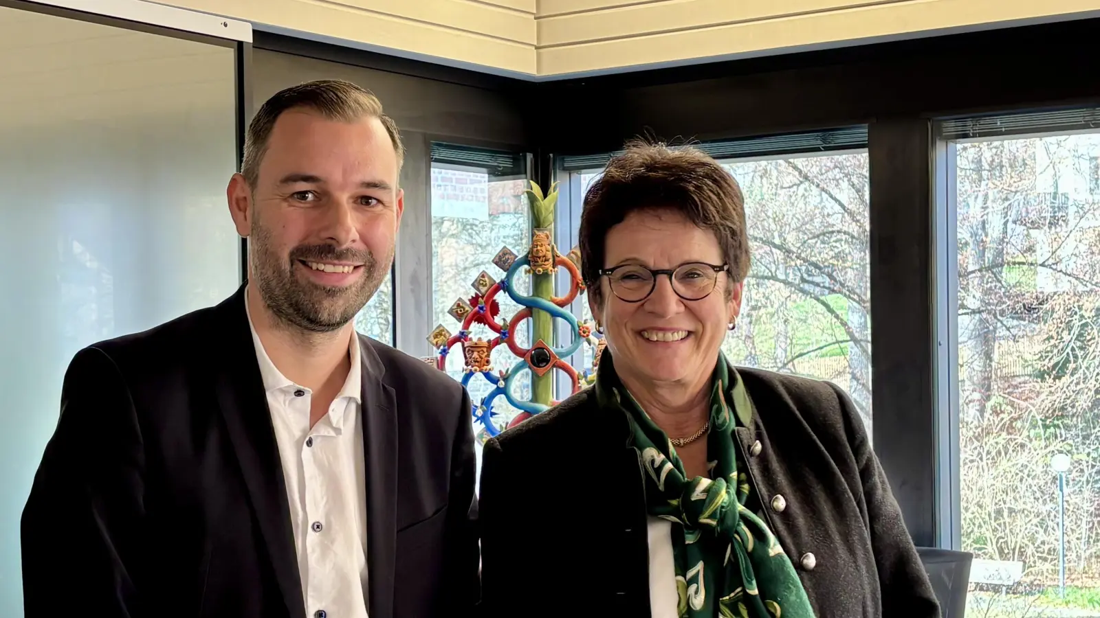 Der neue Geschäftsleiter Dominik Rathner und Bürgermeister Brigitte Kössinger. (Foto: Ulrike Seiffert)