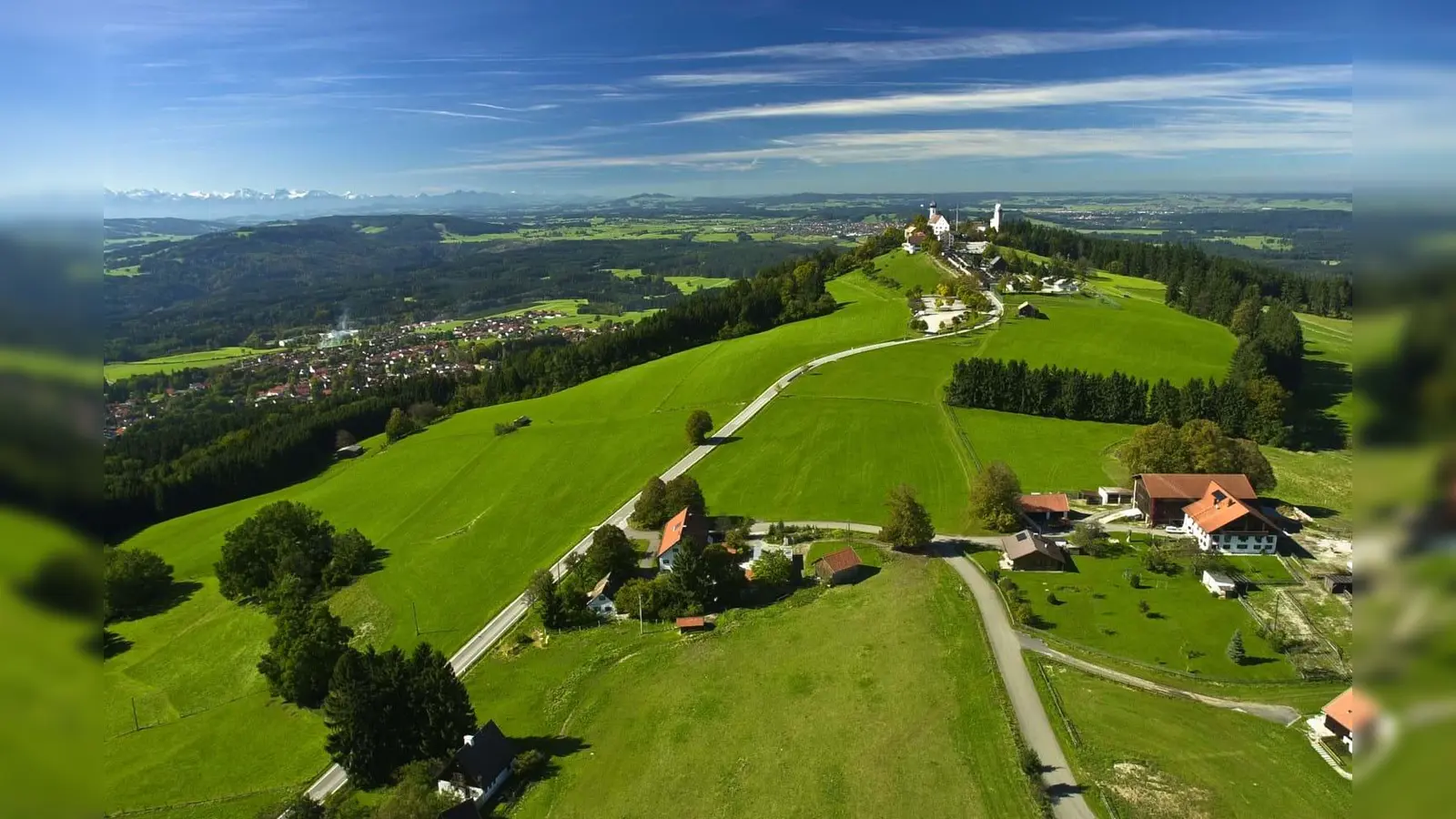 Der Landkreis Weilheim-Schongau feiert heuer 50-jähriges Jubiläum! Auf dem Bild zu sehen ist der Blick vom Fernsehturm auf dem Hohen Peißenberg auf den Gipfel des Berges mit Wallfahrtskirche und Meteorologischem Observatorium. (Foto: LRA Weilheim-Schongau)