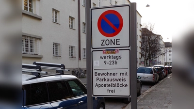 Rund um den Schäringerplatz, im Parklizenzgebiet „Apostelblöcke“, darf nurmehr mit Anwohnerparkausweis geparkt werden.  (Foto: Beatrix Köber)