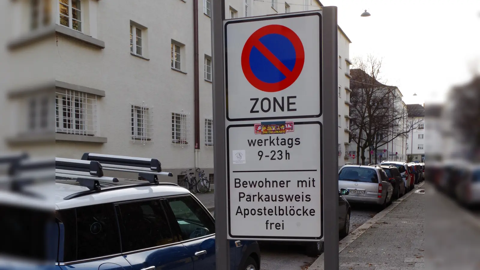 Rund um den Schäringerplatz, im Parklizenzgebiet „Apostelblöcke“, darf nurmehr mit Anwohnerparkausweis geparkt werden.  (Foto: Beatrix Köber)