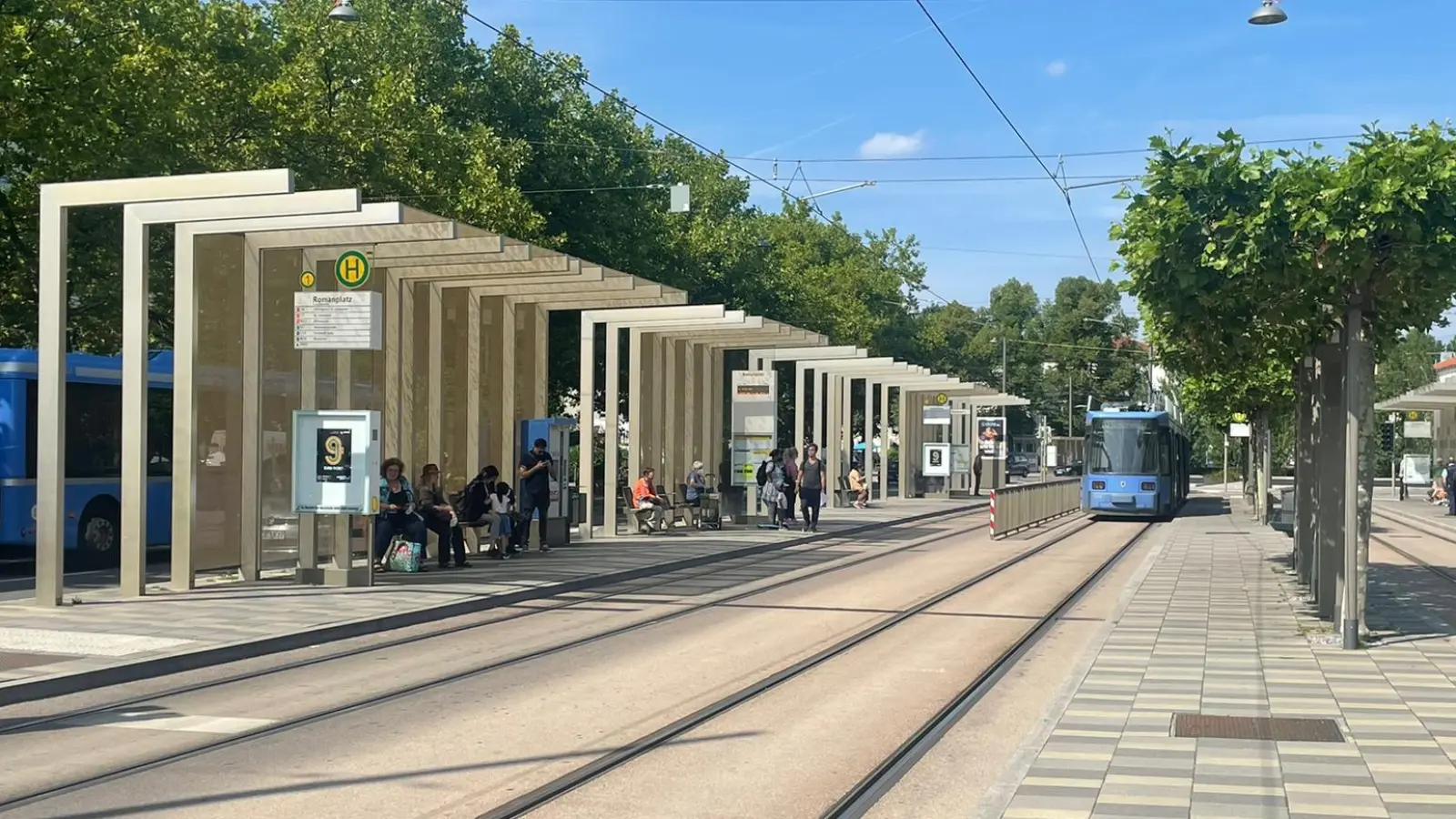 Der Wartebereich an der Haltestelle Romanplatz bieten im Sommer kaum Schutz vor Sonne und Hitze.  (Foto: Seija Knorr-Köning)