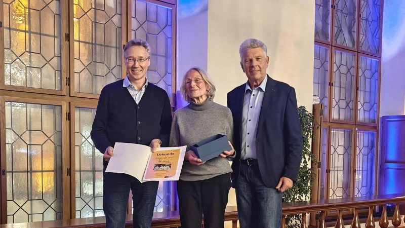 Oberbürgermeister Dieter Reiter und Mobilitätsreferent Georg Dunkel haben Sieglinde Weh für ihr langjähriges Engagement geehrt. (Foto: Robert Bösl)