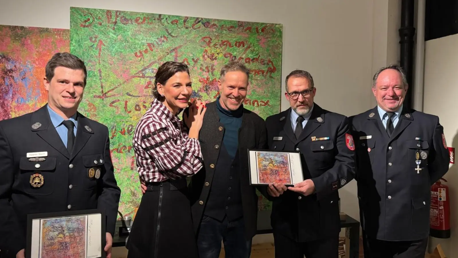 Die Übergabe des ersten Bilds (von links): Valentin Wacht, Galeristin Sarah Kronsbein, Richard Wurm, Florian Reiter, Wolfgang Rönsch. (Foto: Frank Marquardt)