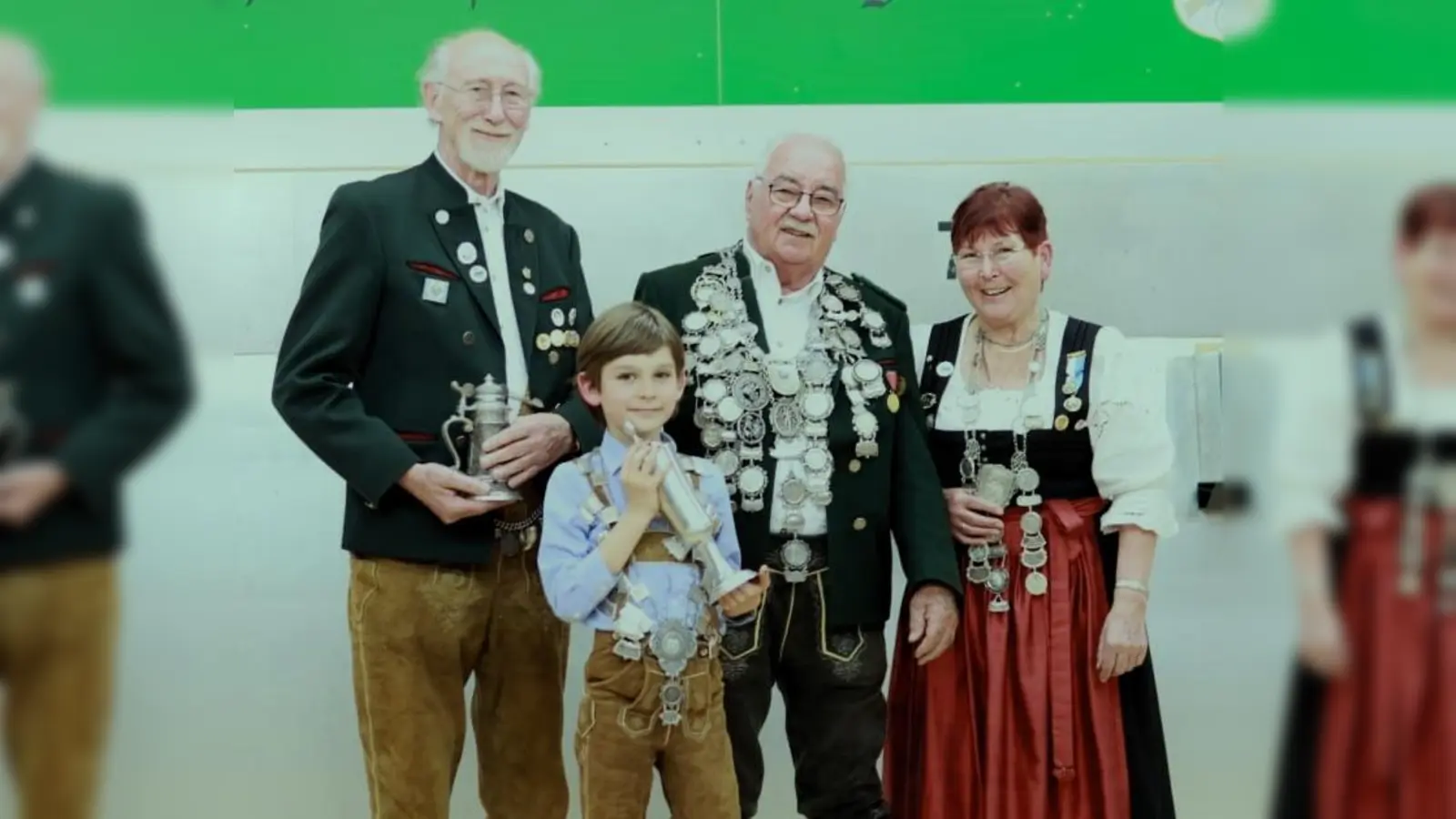 Der junge König Quinn Preuß (vorne) mit seinen „großen Kollegen” Gerhard Birkholz, Herbert Schäfer, Helga Preuß (hinten von links). (Foto: SG)