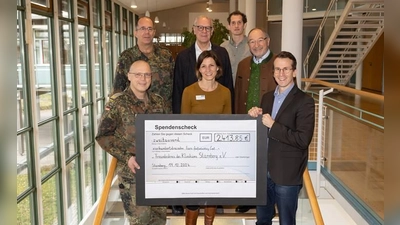 Bei der Scheckübergabe (vorne von links): Brigadegeneral Rainer Simon (Bundeswehr Pöcking), Melanie Rigorth (Fachbereichsleiterin Kinder, Jugend und Familie) und Landrat Stefan Frey; hinten von links: Oberstabsfeldwebel Alexander Mandl (Bundeswehr Pöcking), Chefarzt Prof. Dr. Arnold Trupka (Klinikum Starnberg), Markus Lübbe (Organisator Landkreislauf) und Altlandrat Karl Roth (1. Vorsitzender Freundeskreis Klinikum Starnberg). (Foto: red)