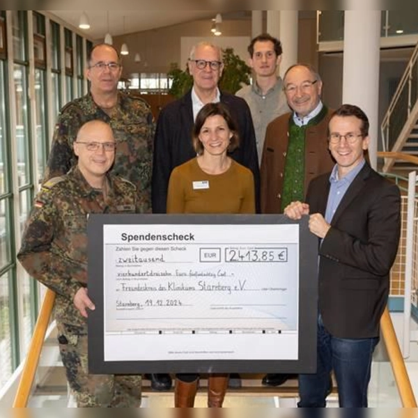 Bei der Scheckübergabe (vorne von links): Brigadegeneral Rainer Simon (Bundeswehr Pöcking), Melanie Rigorth (Fachbereichsleiterin Kinder, Jugend und Familie) und Landrat Stefan Frey; hinten von links: Oberstabsfeldwebel Alexander Mandl (Bundeswehr Pöcking), Chefarzt Prof. Dr. Arnold Trupka (Klinikum Starnberg), Markus Lübbe (Organisator Landkreislauf) und Altlandrat Karl Roth (1. Vorsitzender Freundeskreis Klinikum Starnberg). (Foto: red)