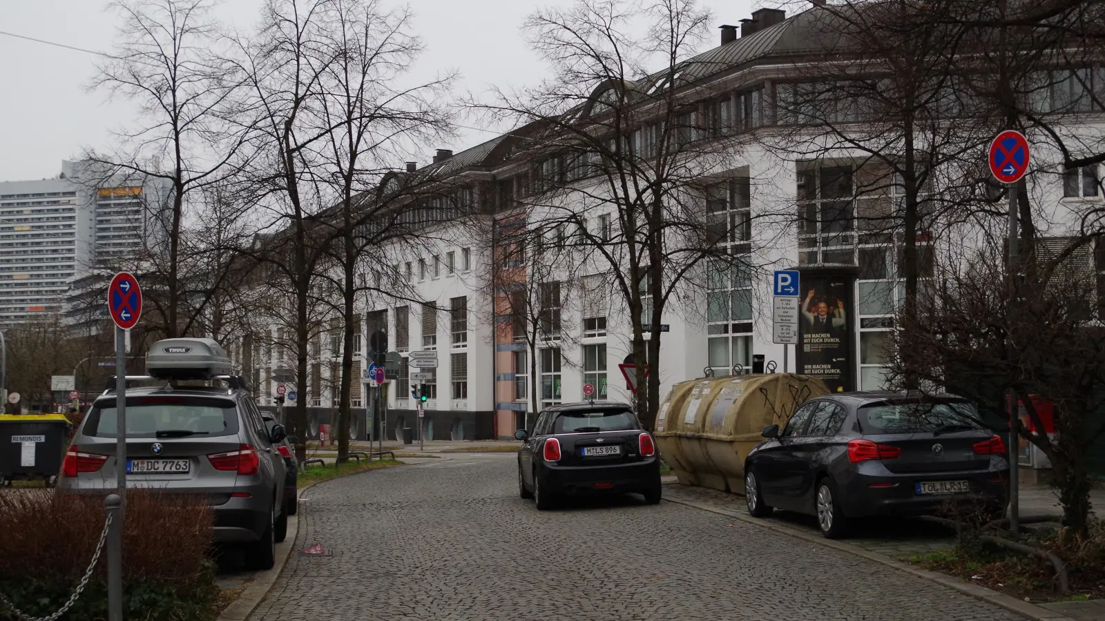 In der Westendstraße gegenüber des Kindergartens „Maria Heimsuchung“ wird oft in zweiter Reihe vor den Wertstoffcontainers geparkt. Fußgänger, v.a. querende Kindergarten, werden dadurch nicht gut von einbiegenden Autofahrern gesehen.  (Foto: Beatrix Köber)