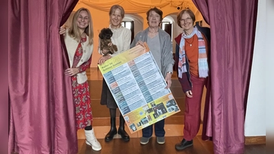 Den Vorhang zur Bühne öffnen v.l.: Sabine Fröhlich, Brigitte Altenberger, Eveline Kuthe und Irene Straub.  (Foto: Patrizia Steipe)