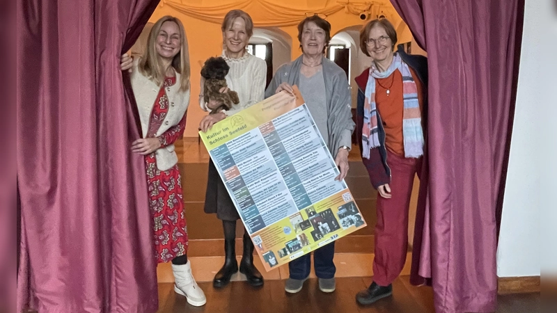 Den Vorhang zur Bühne öffnen v.l.: Sabine Fröhlich, Brigitte Altenberger, Eveline Kuthe und Irene Straub.  (Foto: Patrizia Steipe)