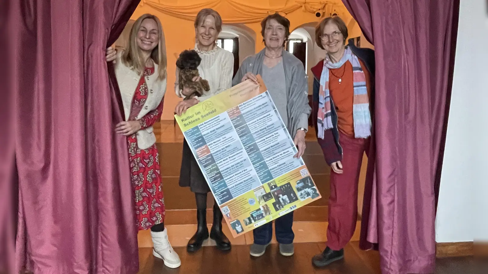 Den Vorhang zur Bühne öffnen v.l.: Sabine Fröhlich, Brigitte Altenberger, Eveline Kuthe und Irene Straub.  (Foto: Patrizia Steipe)