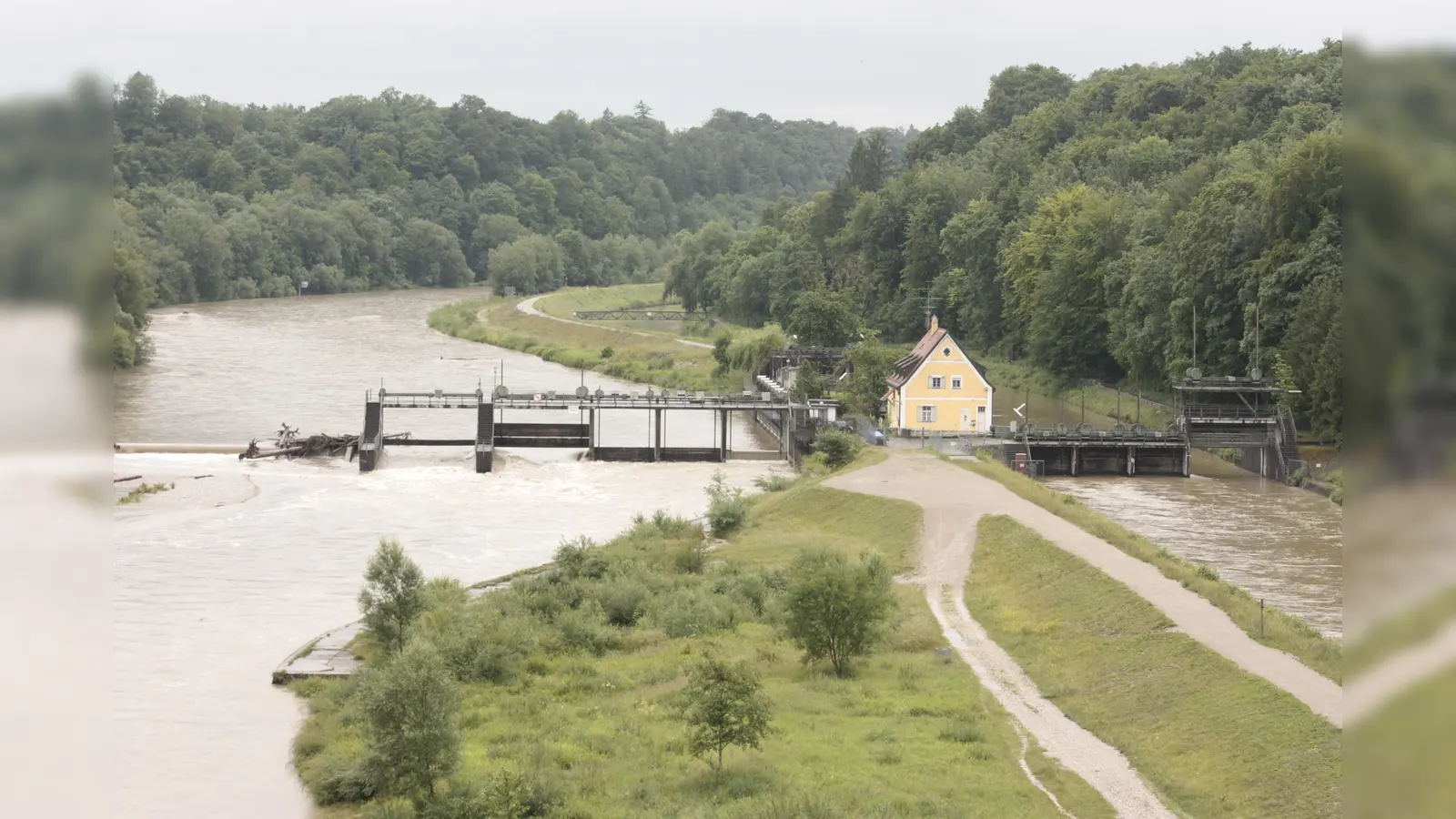 Seit 1908 ist die Wehranlage Großhesselohe in Betrieb. Sie reguliert die Wasserführung zwischen dem Werkkanal und der Isar <br>und ist damit ein wichtiger Faktor für den Hochwasserschutz der Stadt. Zudem ist das Wehr auch für die Energieerzeugung <br>relevant: Am Werkkanal liegen vier Wasserkraftwerke. Der Ersatzneubau soll für die nächsten 100 Jahre eine optimale Lösung werden. (Foto: red)