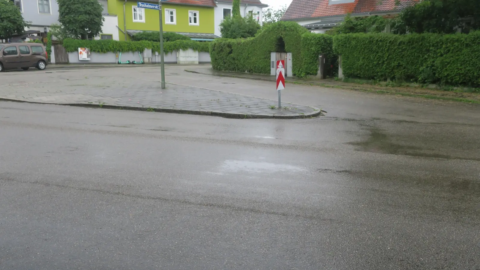 An der Ecke Rushaimer-/ Aindorferstraße könnte statt der asphaltierten Fläche eine kleine Grünfläche entstehen, so der Vorschlag der Grünen-Fraktion im Bezirksausschuss Laim. (Foto: Gerhard Laub)