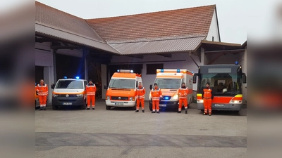 Bereitschaftsleiter Fried Saacke (links) und die Mitglieder der Bereitschaft suchen eine Halle zur Unterstellung der vier Einsatzfahrzeuge und eines Anhängers. (Foto: BRK Ismaning)