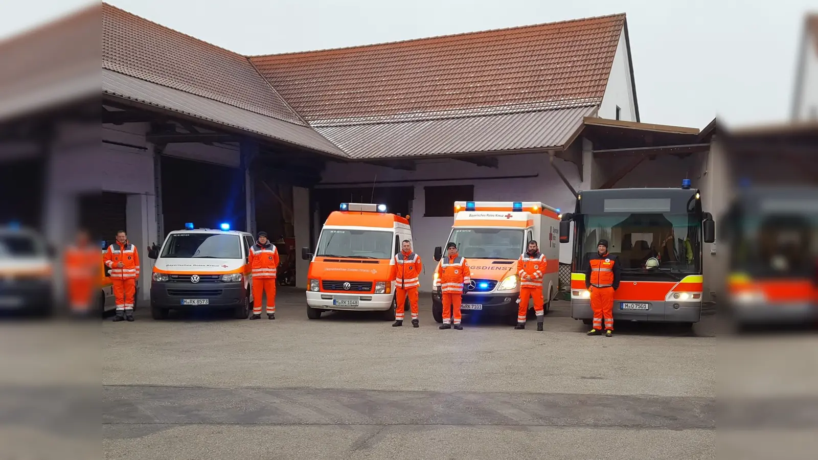 Bereitschaftsleiter Fried Saacke (links) und die Mitglieder der Bereitschaft suchen eine Halle zur Unterstellung der vier Einsatzfahrzeuge und eines Anhängers. (Foto: BRK Ismaning)