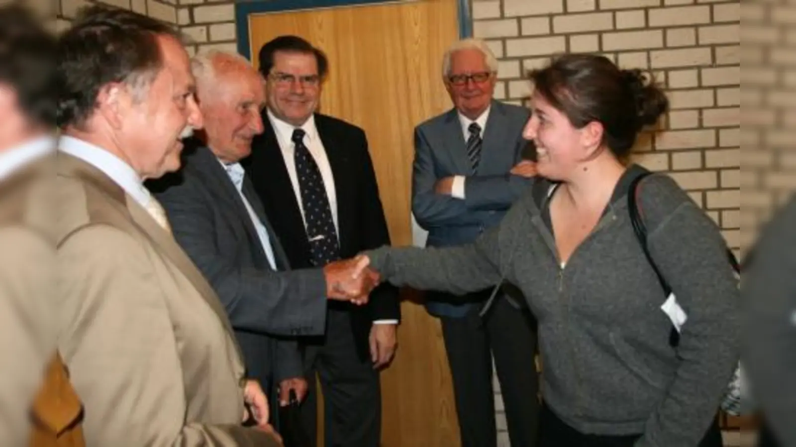 Zeitzeugen im Austausch mit dem Pasinger Bert-Brecht-Gymnasium: (v.l.) Fachbereichsleiter Karl-Jörgen Simonsen, Hans Bonkas, Rektor Helmut Satzl, Jochen Vogel und Schülerin Franziska Wohlfarth aus der K12. (Foto: us)