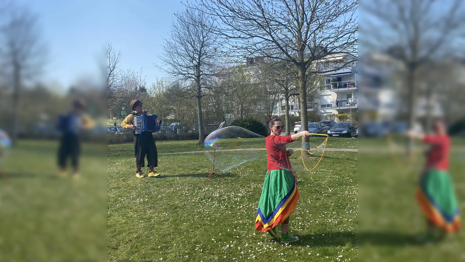 Wo es möglich ist, besuchen die Klinikclowns Vorplätze oder Innenhöfe, so dass die Patienten und Bewohner vom Fenster aus dabei sein können. (Foto: Mario Diener)