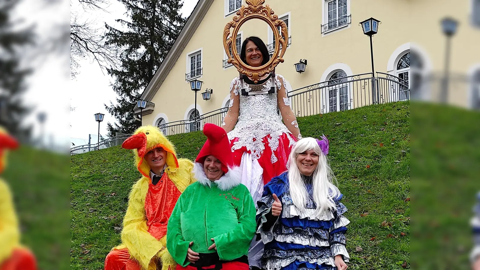 Johannes Müller, Andrea Haslacher, Marianne Scherer und Margot Megele (von links) von der Aktion Hoffnung freuen sich auf den Start der Faschingsmärkte und präsentieren die bunte Vielfalt an Secondhand-Faschingskostümen. (Foto: Karin Stippler/Aktion Hoffnung)