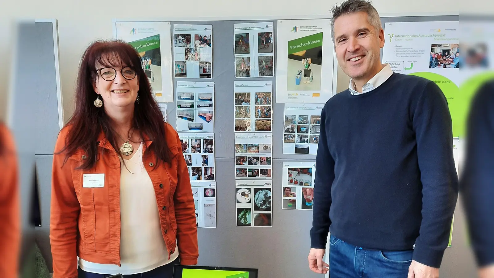 Angelika Semerad (MINT-EC Koordinatorin) und Markus Höß (Schulleiter) vertraten das Gymnasium Dorfen auf der MINT-EC Schulleitertagung in Frankfurt. (Foto: Gymnasium Dorfen)