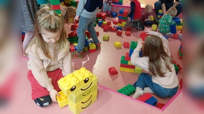 Bei Fragen zur Erziehung – auch in Kita und Schule – stehen die städtischen Beratungsstellen bereit.  (Symbolbild: bas)