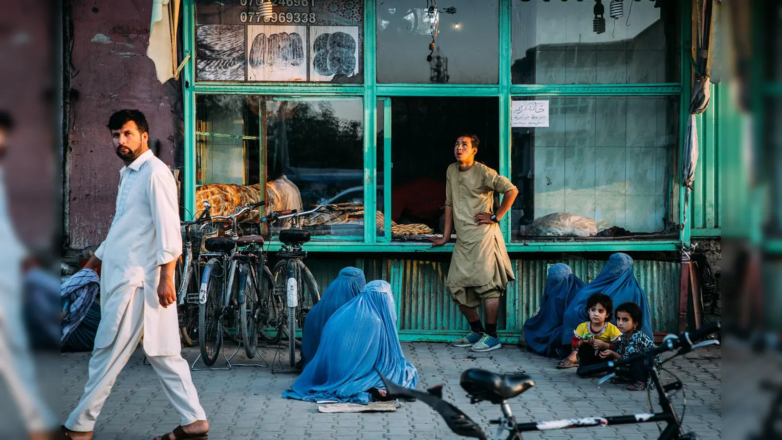 Straßenszene in Afghanistan: Die Frauen kauern völlig verhüllt und nahezu unsichtbar am Boden. (Foto: Alea Horst)