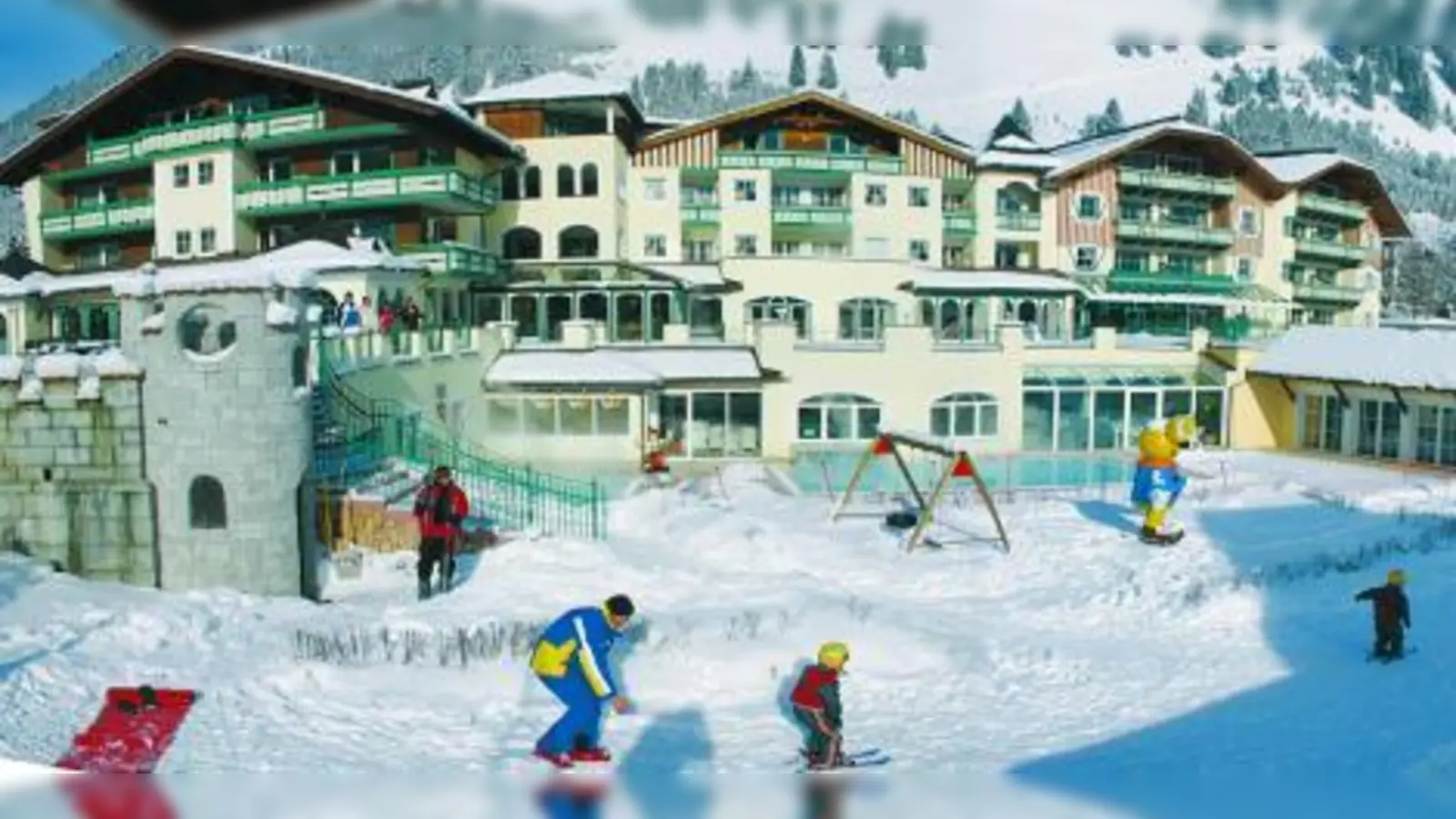 Weltweit einzigartig: Der gekühlte und beschneite Ski-Übungshang direkt am Hotelgelände des Leading Family Hotel &amp; Resort Alpenrose. (Foto: pi)