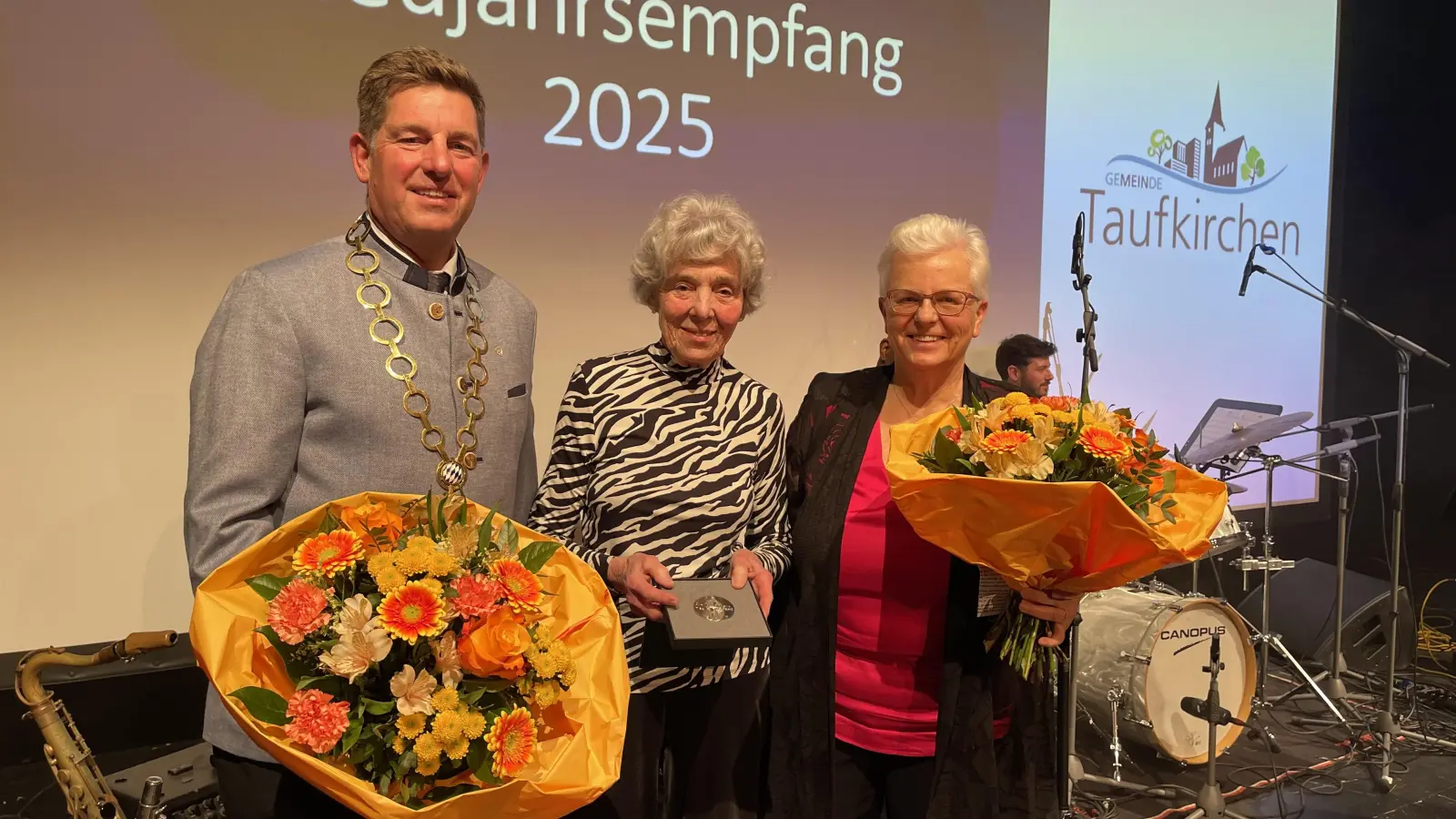 Inge Weiß (Bildmitte) erhielt von Bürgermeister Ullrich Sander die Verdienstmedaille der Gemeinde in Silber überreicht. Zu den Gratulanten gehörte auch die Vorsitzende der NbH, Gabriele Eggers.  (Foto: hw)