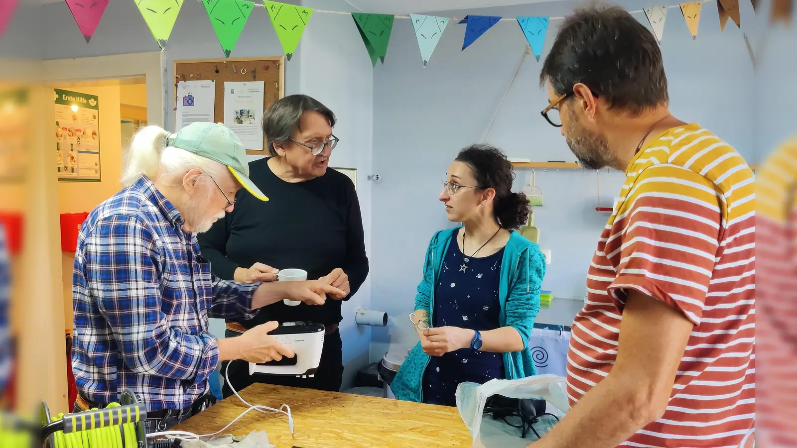 Beim Reparatur-Treff helfen Ehrenamtliche dabei, defekte technische Geräte und Kleinelektronik zu reparieren und zu warten. (Foto: Arbeitsgruppe Buhlstrasse e. V.)