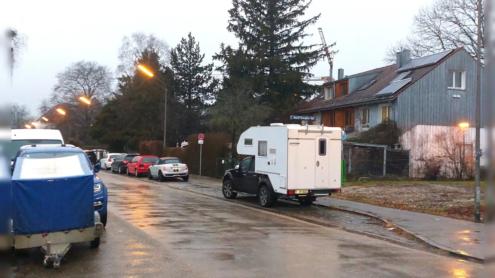 Parkende Fahrzeuge behindern in der Eininger Straße die Sicht beim Überqueren. Und an das vorgeschriebene „Tempo 30” halten sich auch nicht alle Autofahrer. (Foto: bas)