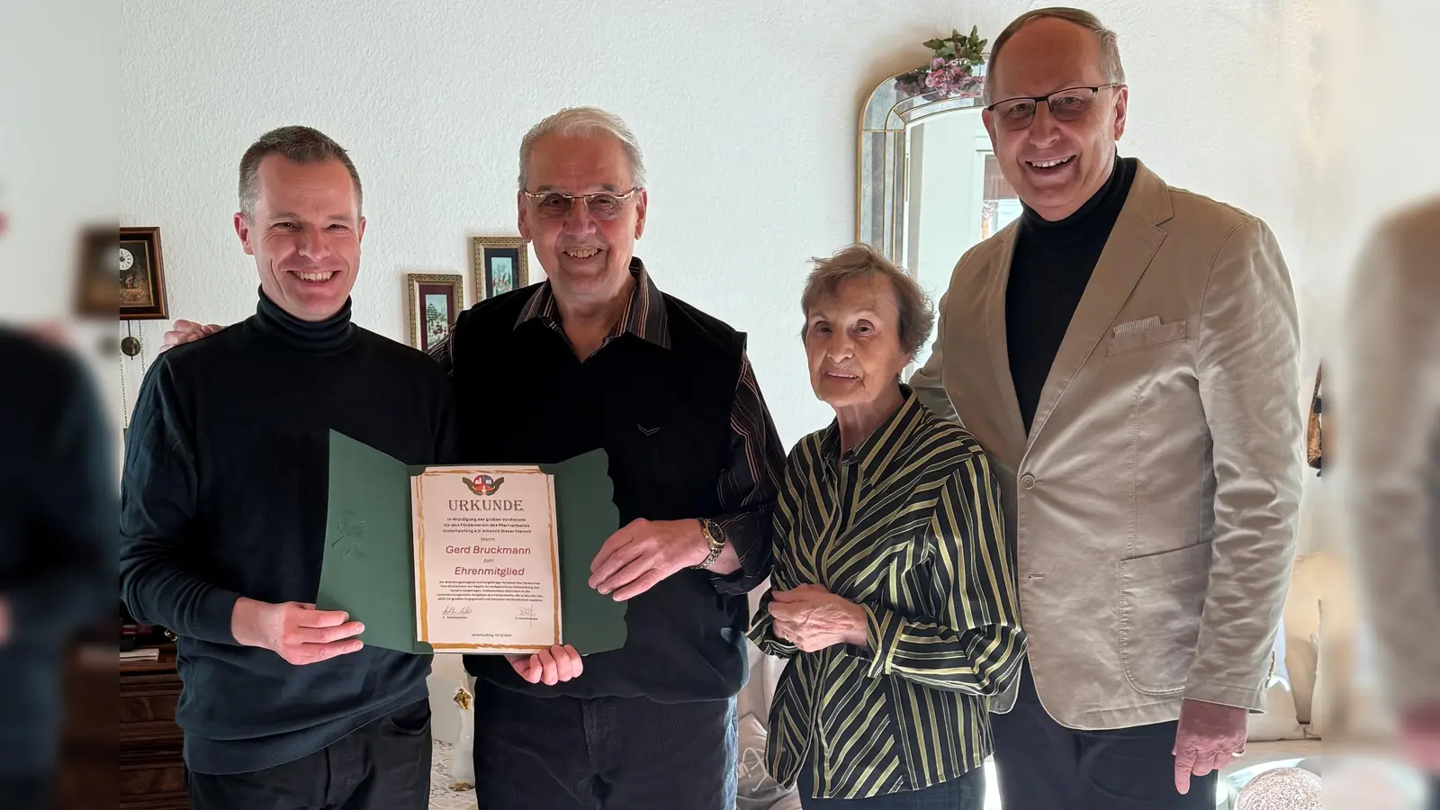 Bei der Verleihung der verdienten Ehrenmitgliedschaft (v.l.) Pfarrer Axel Windecker, Gerd und Inge Bruckmann und Dr. P. Fronhöfer. (Foto: Fichtinger )