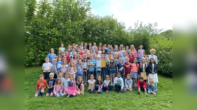 Kinder der Grundschule Percha mit ihren Lehrkräften und dem Scheck für die „Stiftung „RTL Wir helfen Kindern“  (Foto: Grundschule Percha)