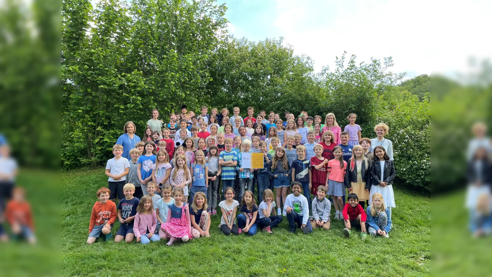 Kinder der Grundschule Percha mit ihren Lehrkräften und dem Scheck für die „Stiftung „RTL Wir helfen Kindern“  (Foto: Grundschule Percha)