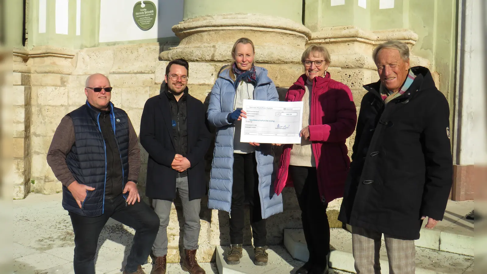 Thomas Palaske, Maximilian Bleimaier, Gabriele Kaller, Irina Dörschel und Prof. Wolfgang Günthert bei der Überreichung der Spende vor dem Kloster Fürstenfeld (von links). (Foto: Marc Szombathy)