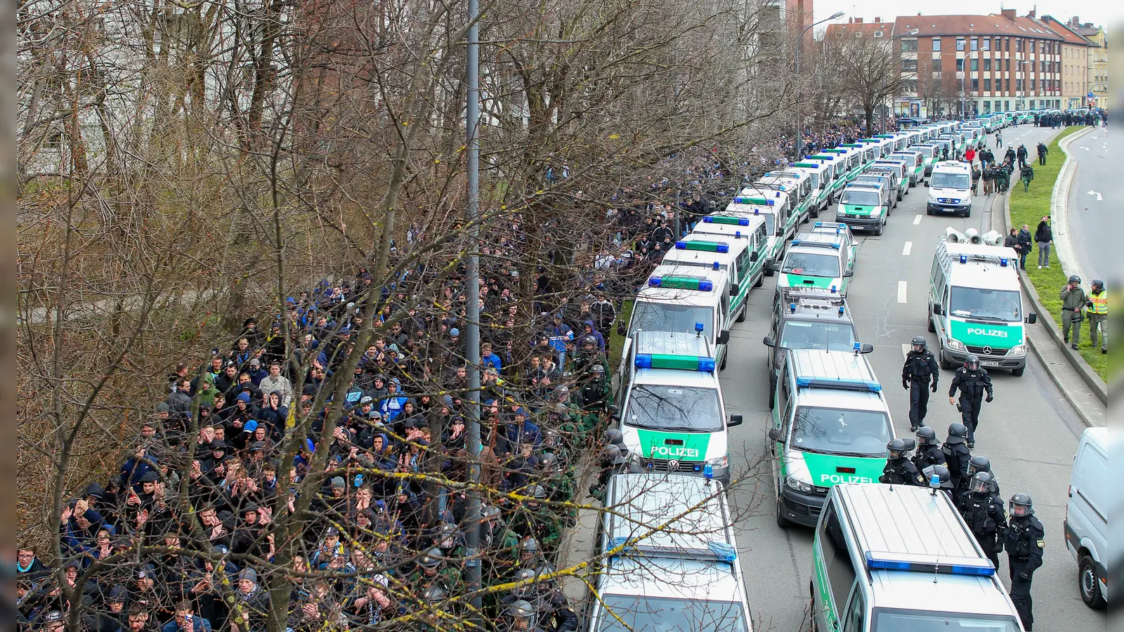 Künftig möglicherweise gebührenfinanziert: Polizeikräfte bei Fußballspielen. (Foto: Anne Wild)