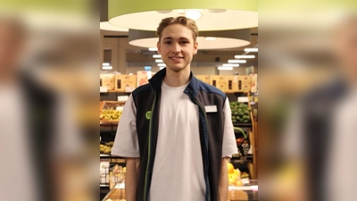 Noch Azubi und doch schon im Team Verantwortung für einen ganzen Markt: Der einwöchige Takeover als Teil der Ausbildung im Erdinger Denns BioMarkt macht’s für Noah Harings möglich. (Foto: dennree)