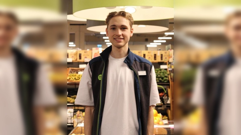 Noch Azubi und doch schon im Team Verantwortung für einen ganzen Markt: Der einwöchige Takeover als Teil der Ausbildung im Erdinger Denns BioMarkt macht’s für Noah Harings möglich. (Foto: dennree)