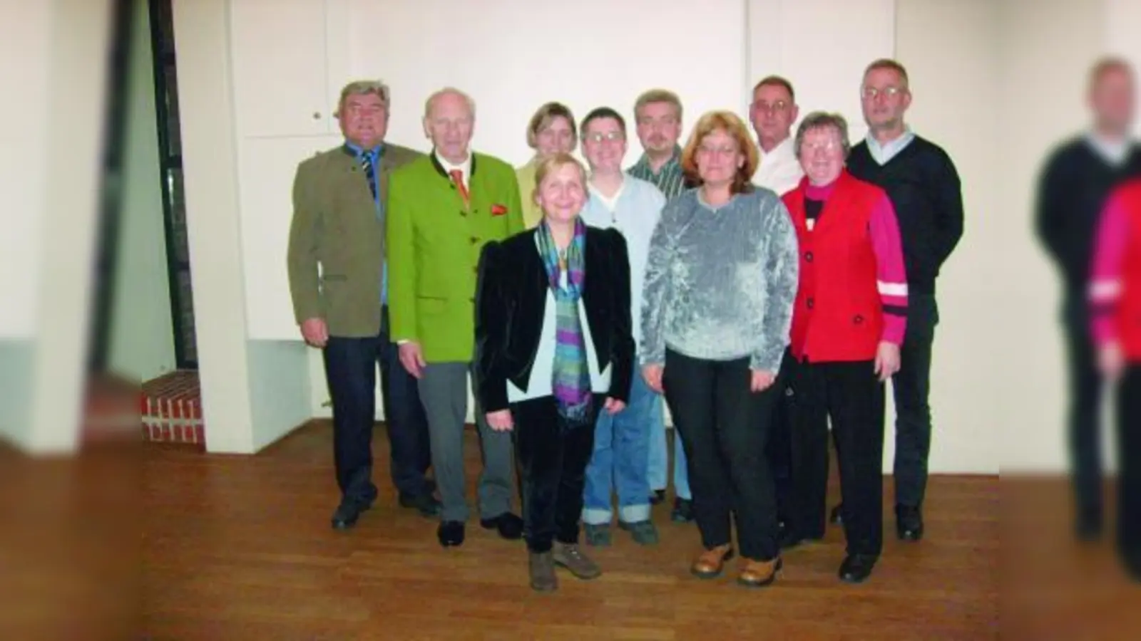 Gruppenfoto des neuen KAB-Vorstands mit Gratulant Erwin Schosser (2.v.l.): ganz links Günther Mack, vorne Mitte	Vorsitzende Gerda Brand. (Foto: pi)