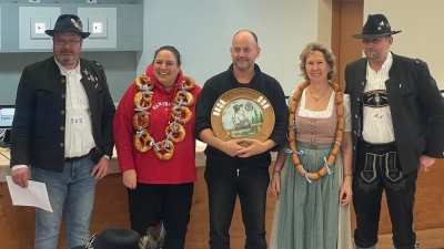 Die Zimmerstutzen haben ihren König ermittelt (v.l.): Zimmerstutzenreferent Josef Bergmüller, Andrea Bergmüller, Zimmerstutzenkönig Anton Lidl, Claudia Grätz, 2. Schützenmeister Manfred Nöbauer. (Foto: SG St. Sebastian)