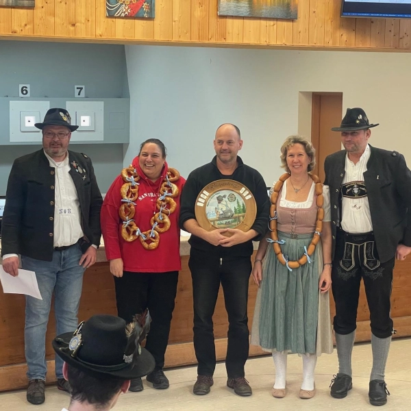 Die Zimmerstutzen haben ihren König ermittelt (v.l.): Zimmerstutzenreferent Josef Bergmüller, Andrea Bergmüller, Zimmerstutzenkönig Anton Lidl, Claudia Grätz, 2. Schützenmeister Manfred Nöbauer. (Foto: SG St. Sebastian)