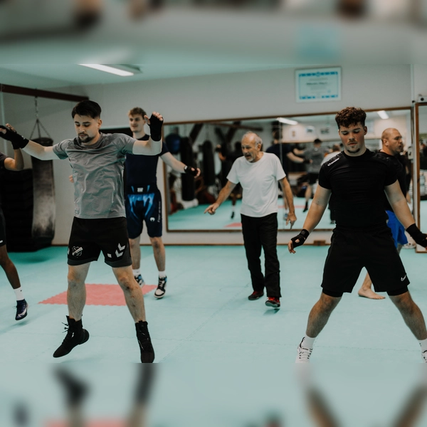 Die Geislinger Fußballer trainieren mithilfe des Kickboxvereins hart für die bevorstehenden Kämpfe. (Foto: Felix Reiser)