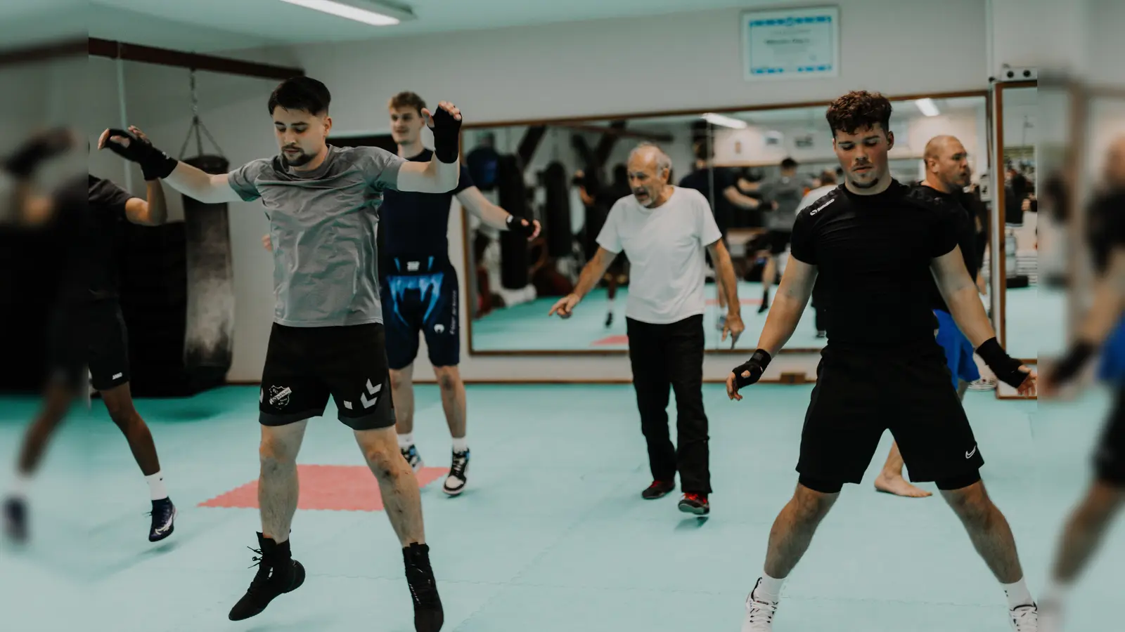 Die Geislinger Fußballer trainieren mithilfe des Kickboxvereins hart für die bevorstehenden Kämpfe. (Foto: Felix Reiser)