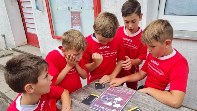 Hoffentlich ist der Sticker mit der eigenen Mannschaft in einer der Tütchen. Die ersten Aufkleber für das ESV-Sammelalbum haben sich die Jungs der E-Jugend gesichert. Der Verkauf startet am Festwochenende. (Foto: ESV/Michaela Stetter-Stöger)