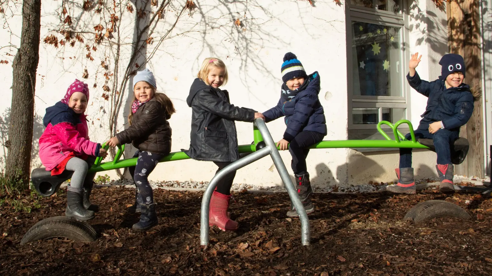 Grund zur Freude: Die neuen Spielgeräte im Evangelischen Kindergarten und Kinderhort St. Johannes kommen gut an. Der Förderverein Sterntaler hat sie mit Hilfe von Elternspenden finanziert. (Foto: Förderverein Sterntaler e.V.)