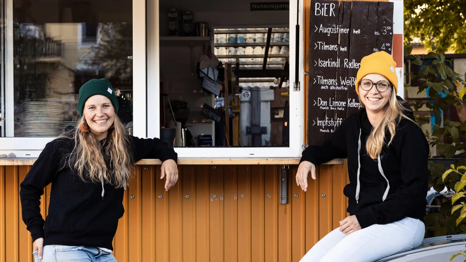 Die Schwestern Laura (links im Bild) und Alexa Steinke betreiben seit viereinhalb Jahren das „Café Steinchen“ in der Agnes-Bernauer-Straße. (Foto: Felix Thomann)