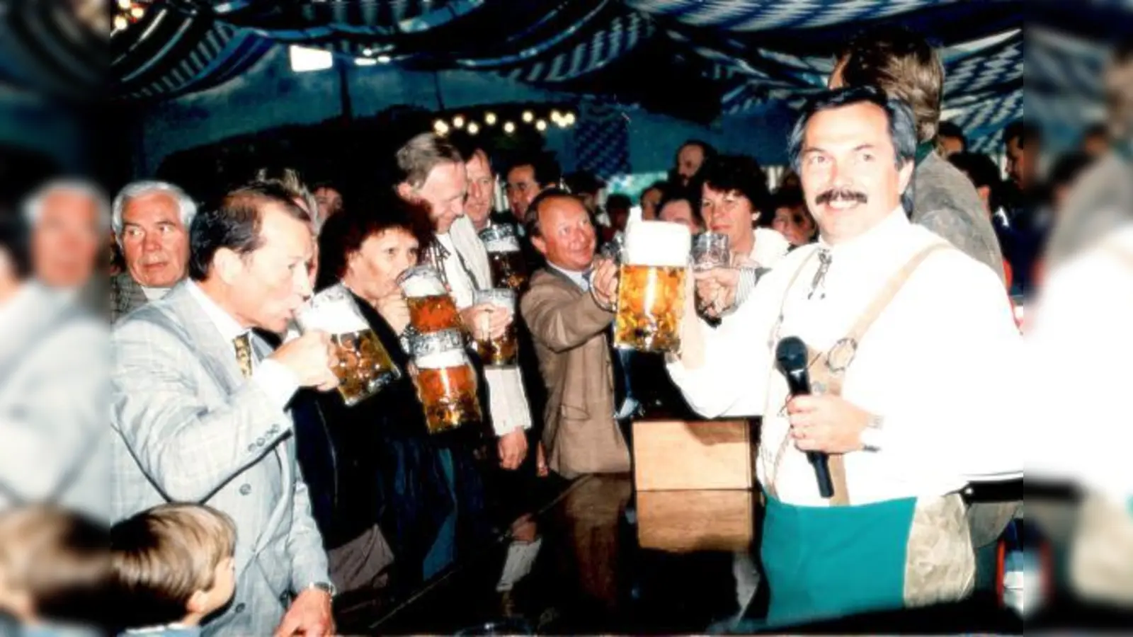 1991: Bürgermeister Rolf Zeitler (r.) sticht traditionell das erste Fass Bier an. 	 (Foto: Forum Unterschleißheim)