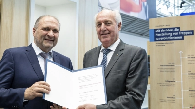 Kammerpräsident Franz Xaver Peteranderl (rechts) mit ZDH-Präsident Hans Peter Wollseifer bei der Verleihung des Handwerkszeichens auf der Internationalen Handwerksmesse in München. (Foto: Schuhmann)