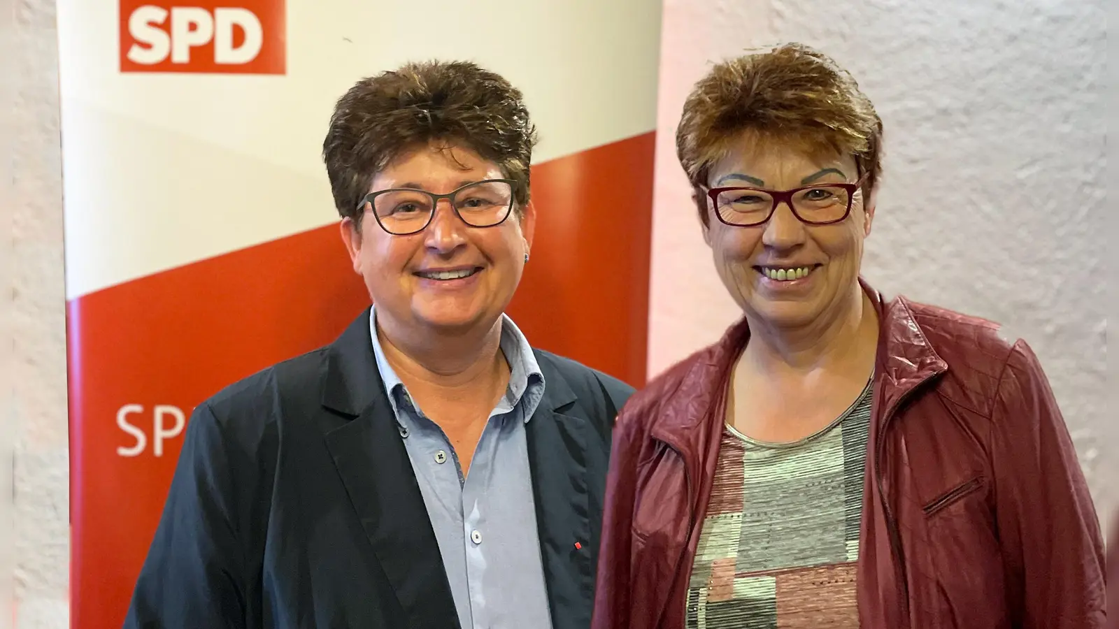 Micky Wenngatz (links) ist von der SPD für den Stimmkreis Hadern zur Direktkandidatin für den Landtag nominiert worden. Irmgard Hofmann (rechts) tritt wieder zur Wahl des Bezirkstags an. (Foto: Robert Köster)