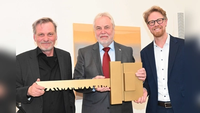 Architekt Max Venus, der Vorsitzende des Stiftungsvorstands, Michael Sedlmair, und Museumsleiter Rasmus Kleine mit dem symbolischen Schlüssel für das neugestaltete Kallmann-Museum.  (Foto: Ursula Baumgart)